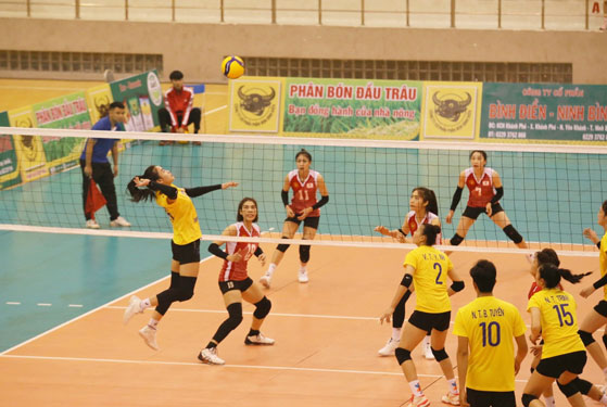 LPBank Ninh B&igrave;nh (&aacute;o m&agrave;u s&aacute;ng) và Binh chủng Thông tin - Trường Tươi B&igrave;nh Phước l&agrave; 2 ứng viên hàng đầu giải nữ. Ảnh: L&Ecirc; NAM