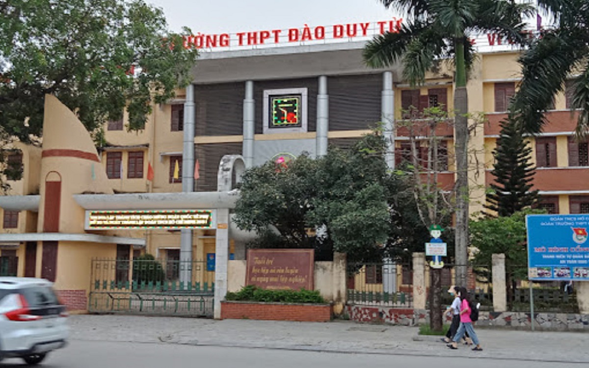 Nam sinh lớp 10 bất ngờ rơi từ tầng 4 xuống đất