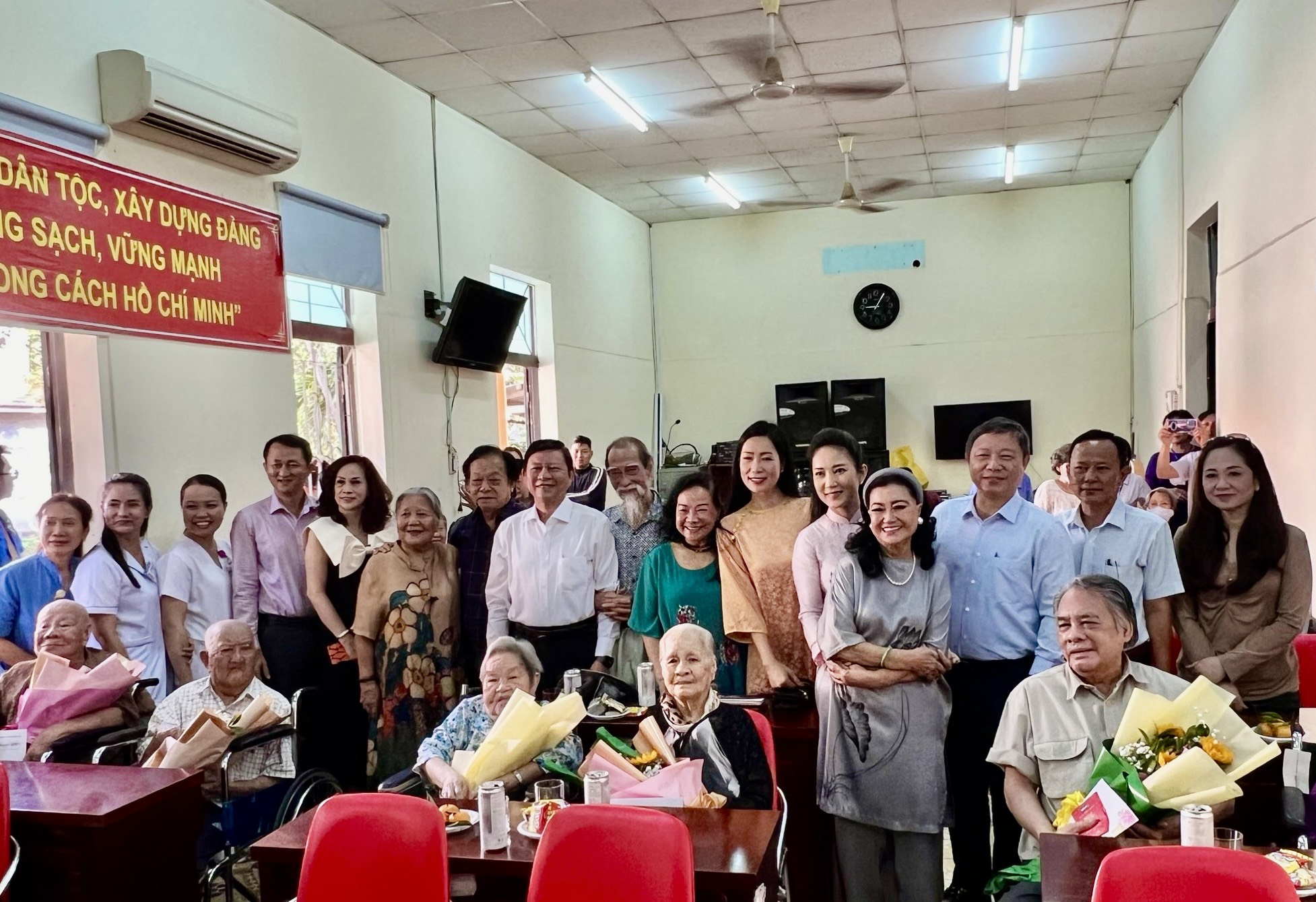 Một ng&agrave;y đ&aacute;ng nhớ của nghệ sĩ l&atilde;o th&agrave;nh tại Trung t&acirc;m dưỡng l&atilde;o Thị Ngh&egrave;- Ảnh 2.