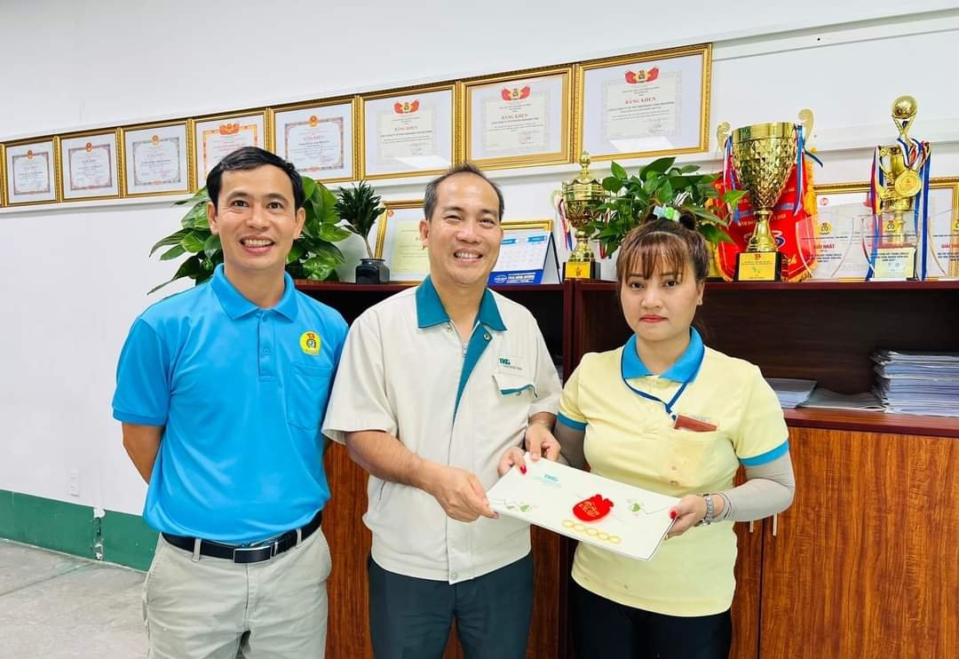 Đầu năm, một doanh nghiệp tặng 44 chỉ vàng may mắn cho công nhân- Ảnh 2.