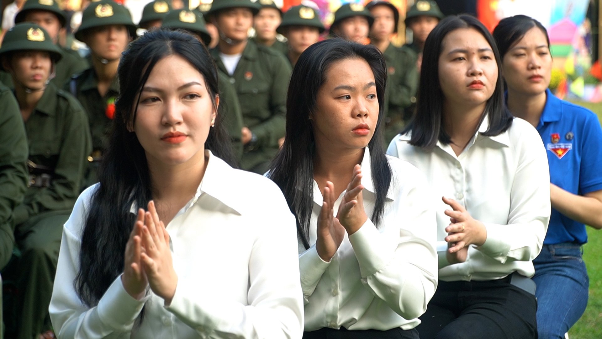 TP HCM: Những b&oacute;ng hồng rời giảng đường, t&igrave;nh nguyện nhập ngũ- Ảnh 3.