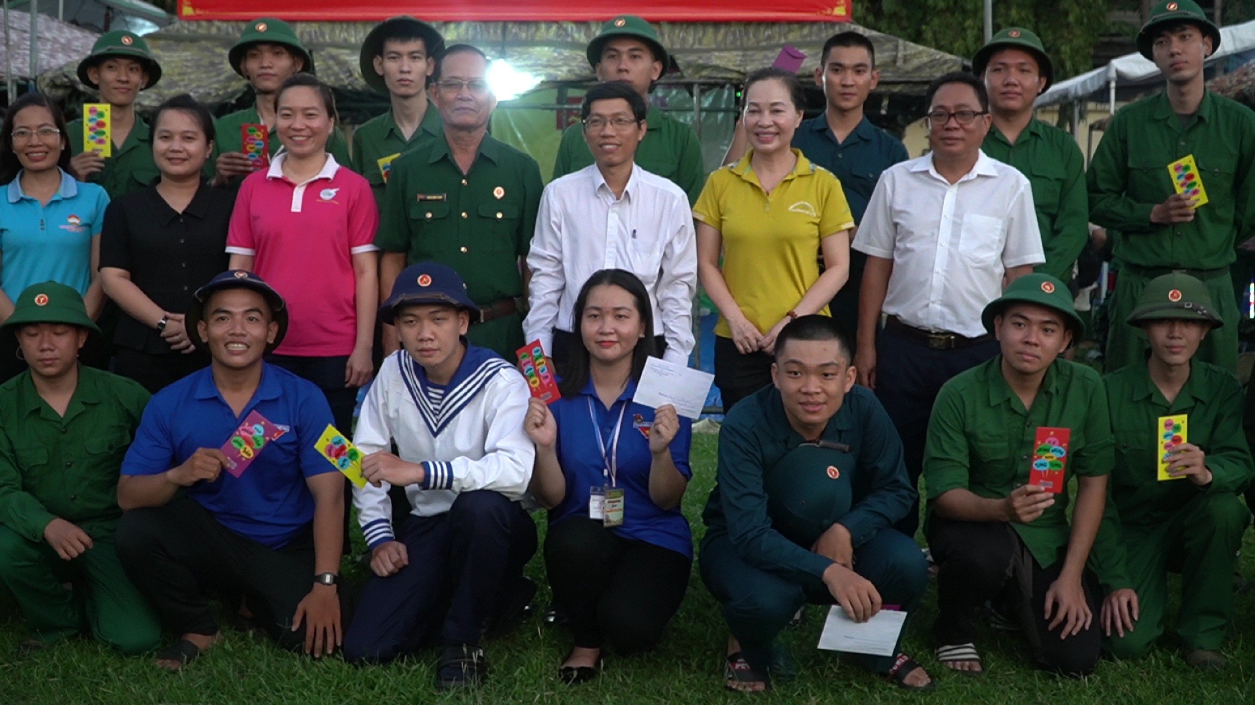 TP HCM: Những b&oacute;ng hồng rời giảng đường, t&igrave;nh nguyện nhập ngũ- Ảnh 6.