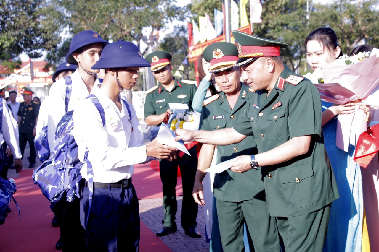Hơn 1.800 thanh ni&ecirc;n B&agrave; Rịa - Vũng T&agrave;u l&ecirc;n đường nhập ngũ- Ảnh 3.
