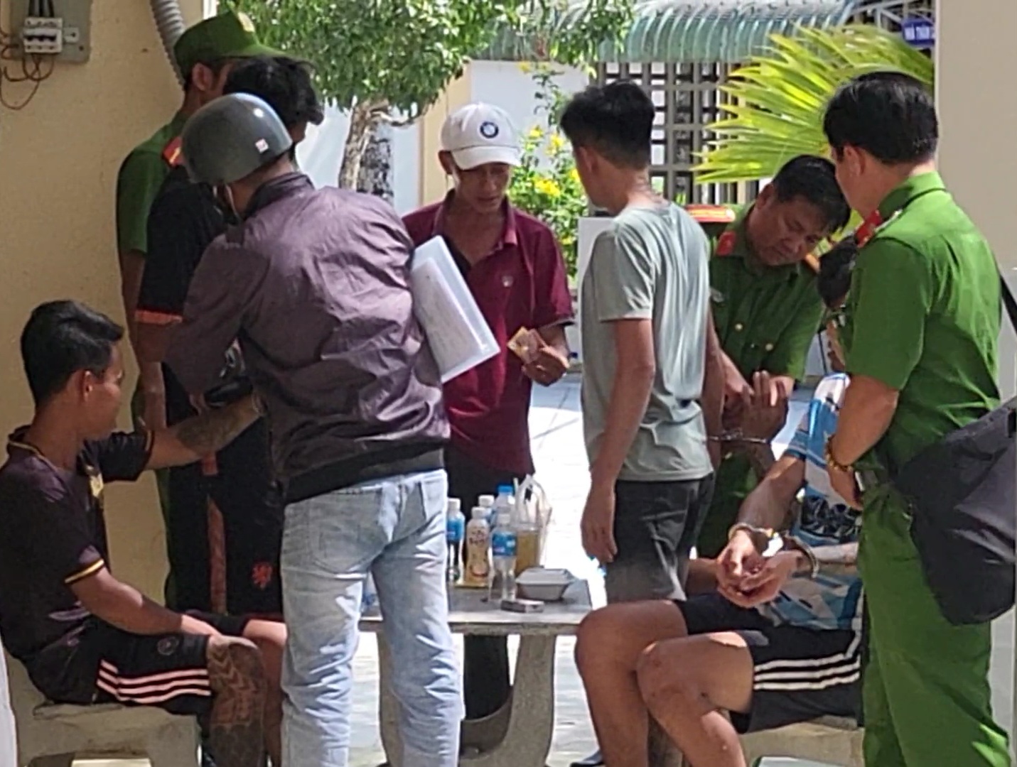Đưa các học viên bỏ trốn trở lại Cơ sở cai nghiện ma túy tỉnh Sóc Trăng Ảnh: LÊ HOÀNG