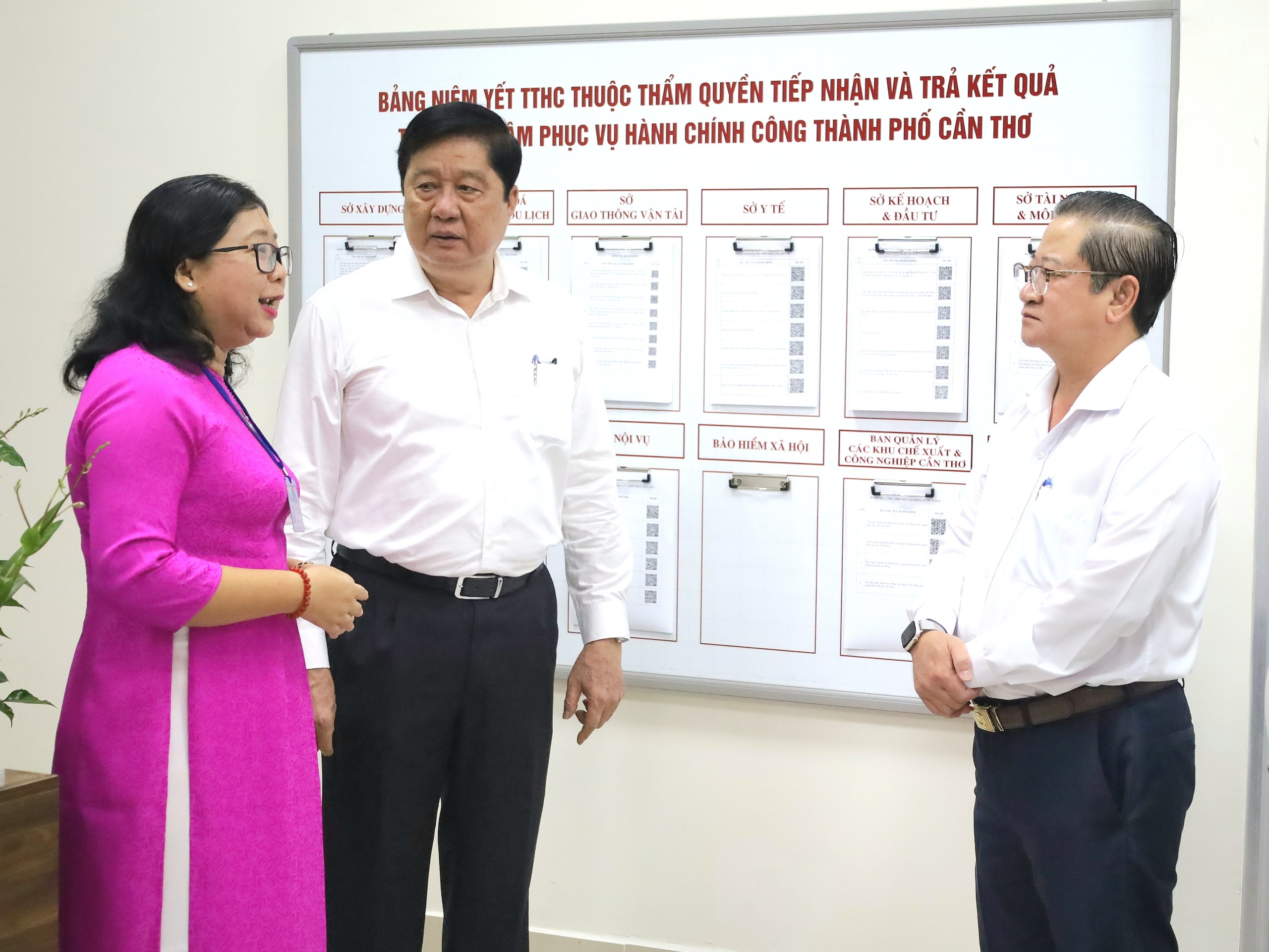 Chủ tịch Cần Thơ đề nghị c&ocirc;ng chức phải biết n&oacute;i: 