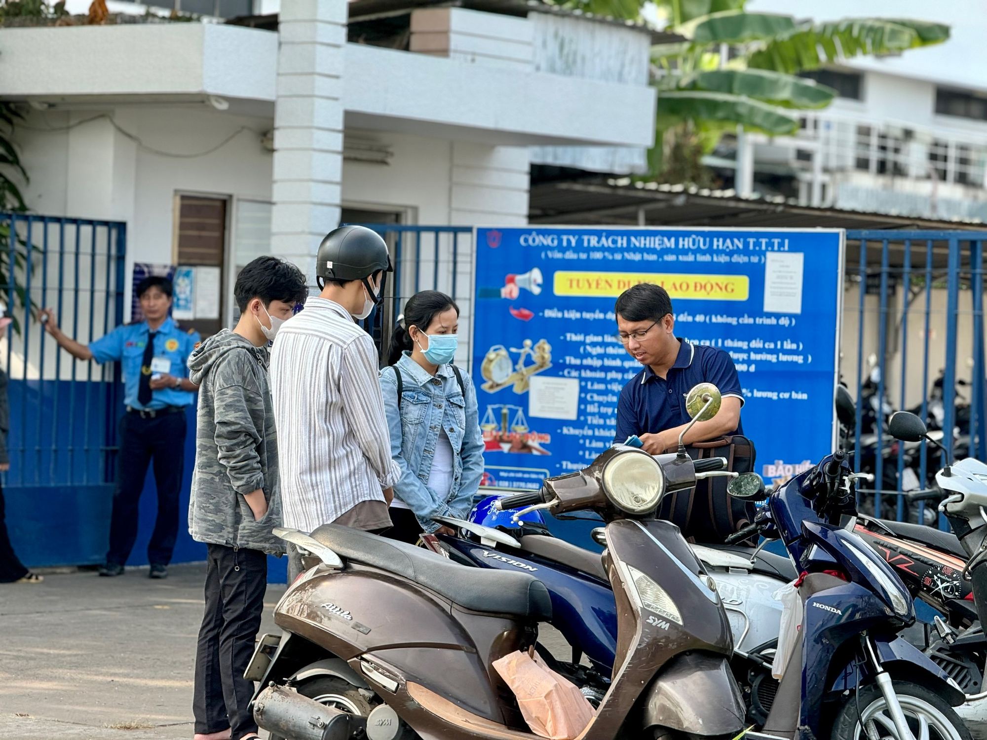 Lao động &iacute;t 