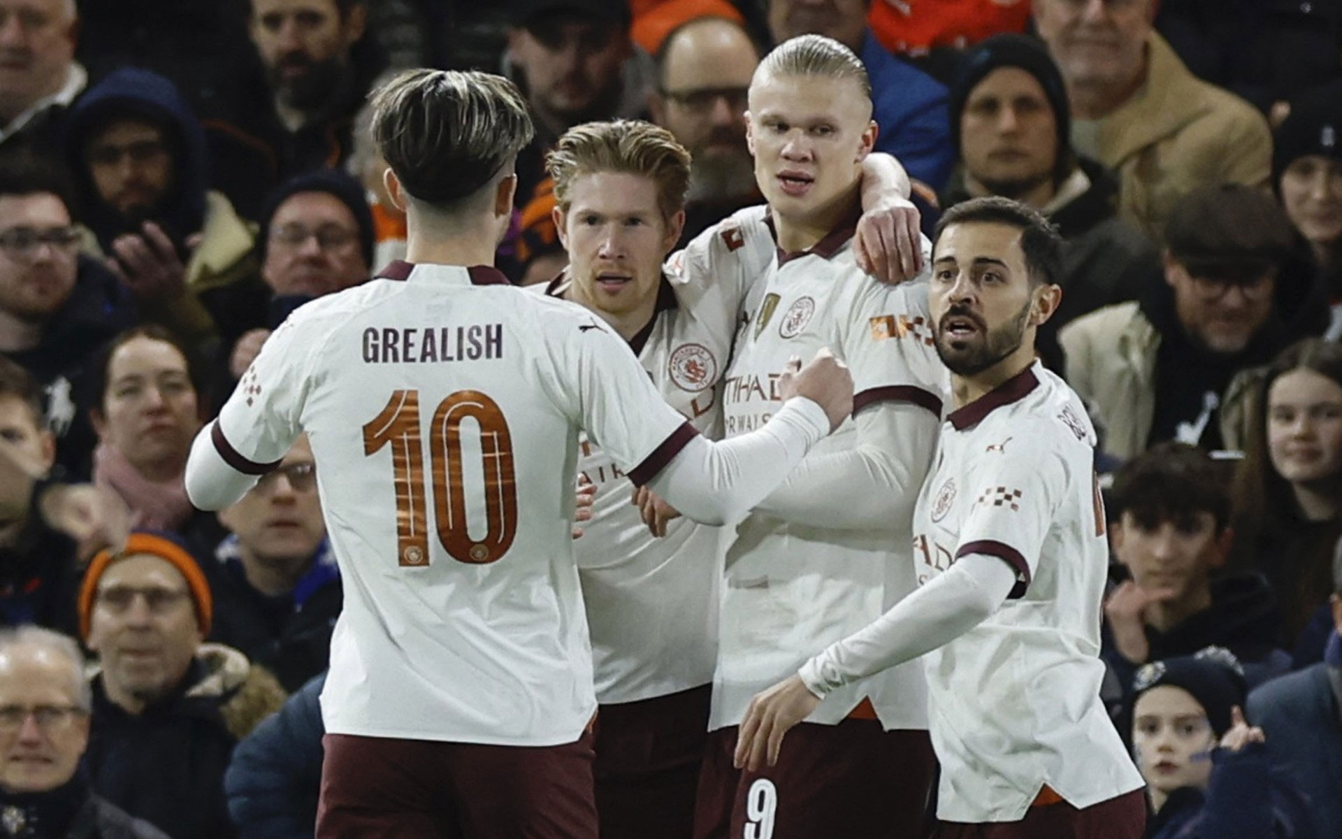Man City lại mơ cú ăn ba