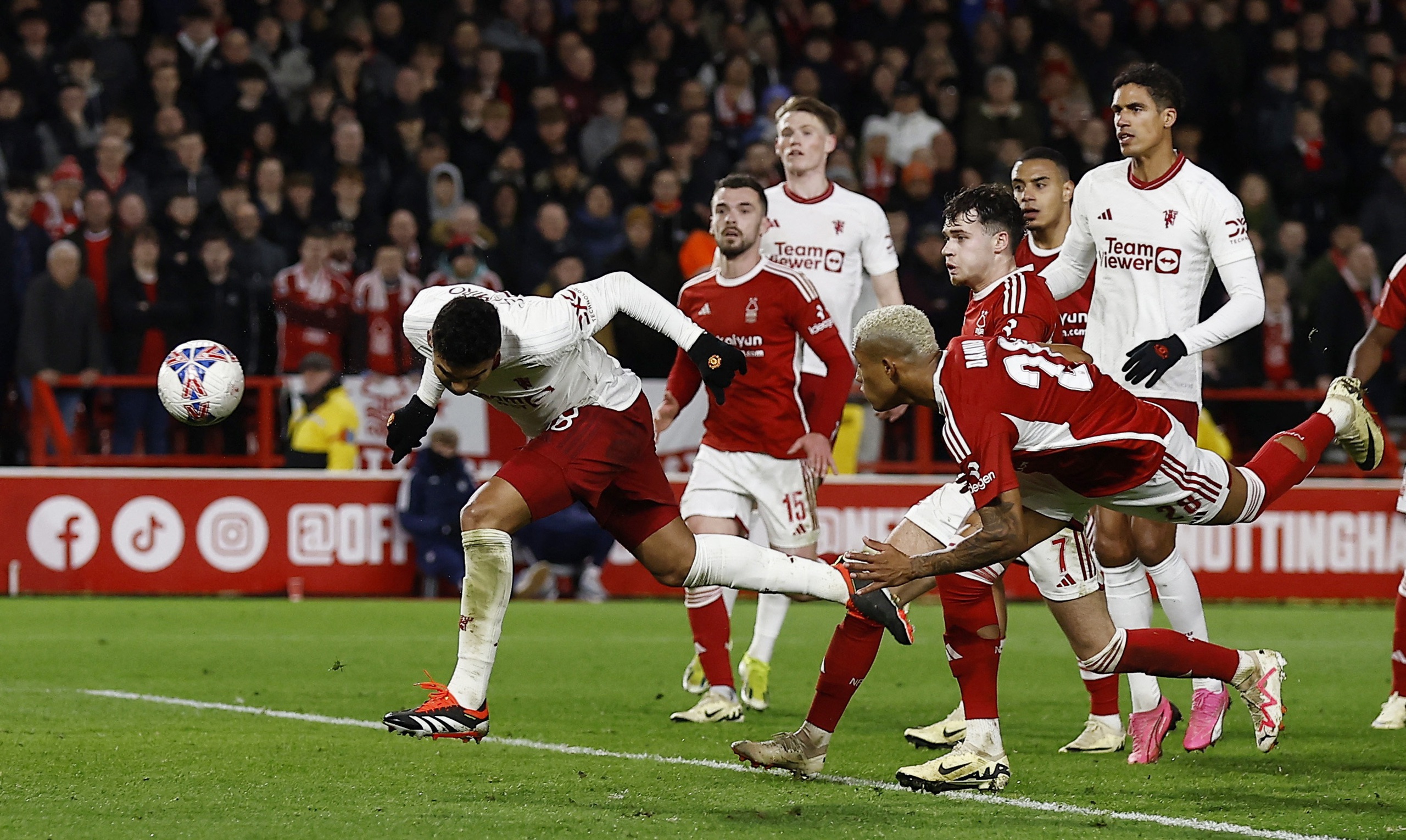Ghi bàn phút 89, Man United chật vật hạ Nottingham Forest- Ảnh 4.