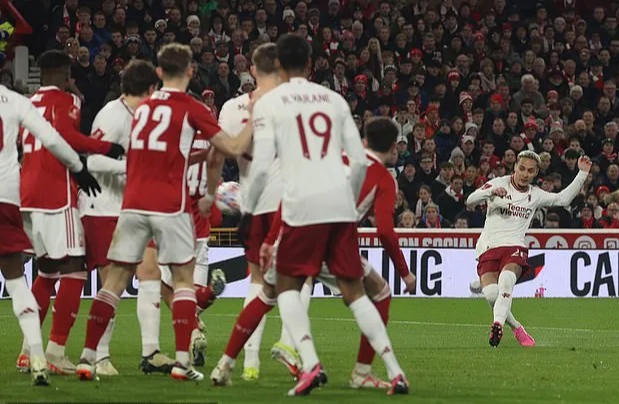 Ghi bàn phút 89, Man United chật vật hạ Nottingham Forest- Ảnh 1.