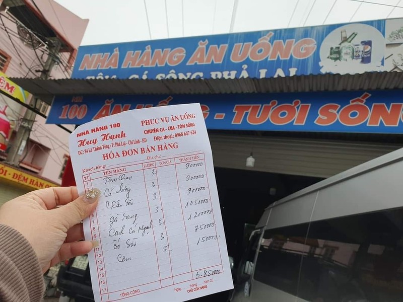 Đo&agrave;n kh&aacute;ch ở Hạ Long 