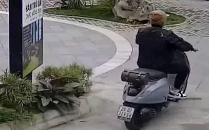 Đưa vé xe số 49 cho khách, nam bảo vệ quán cà phê bị hành hung dã man