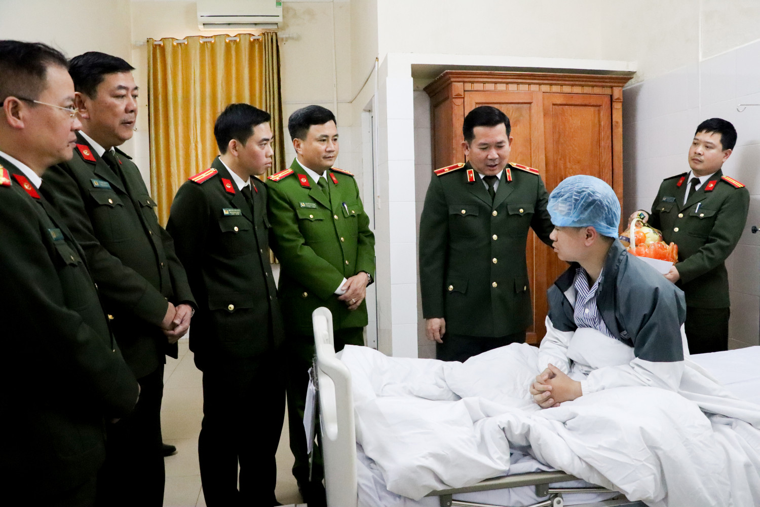 Thiếu tướng Đinh Văn Nơi thăm hỏi cảnh s&aacute;t bị ch&eacute;m khi l&agrave;m nhiệm vụ- Ảnh 1.