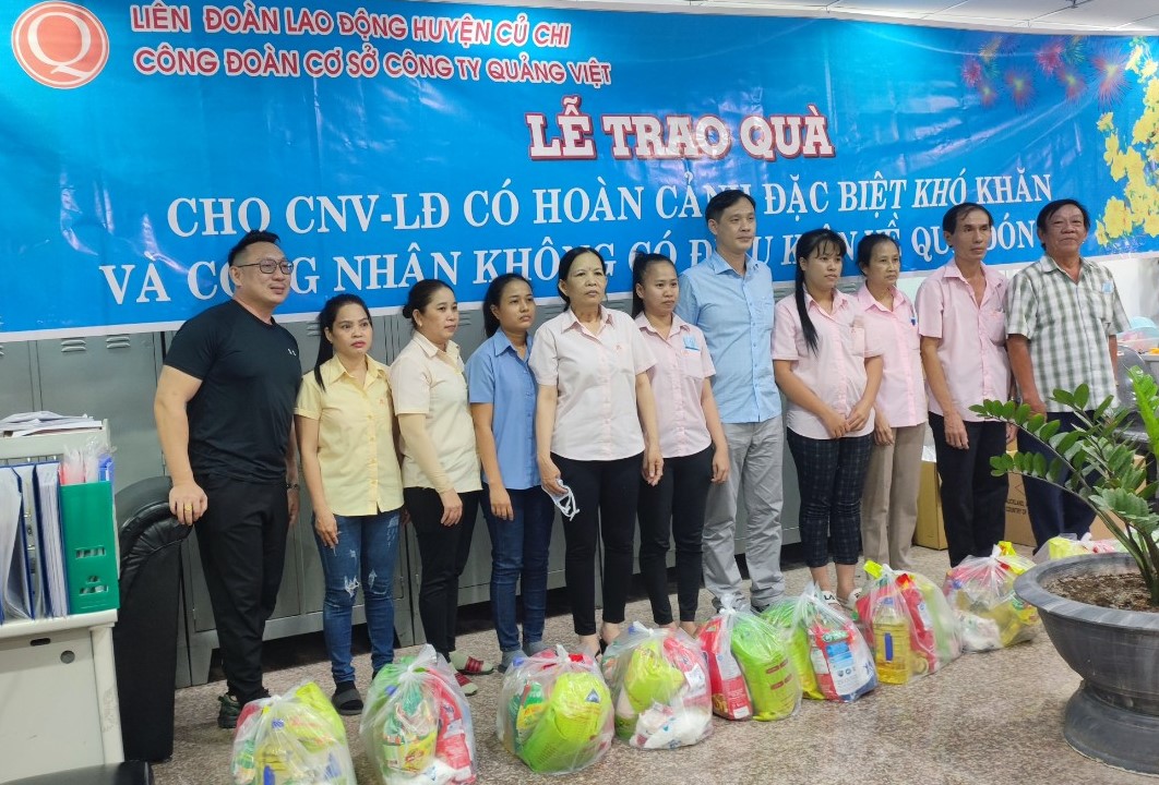 C&ocirc;ng nh&acirc;n một doanh nghiệp g&oacute;p hơn 500 triệu đồng gi&uacute;p nhau vượt kh&oacute;- Ảnh 2.