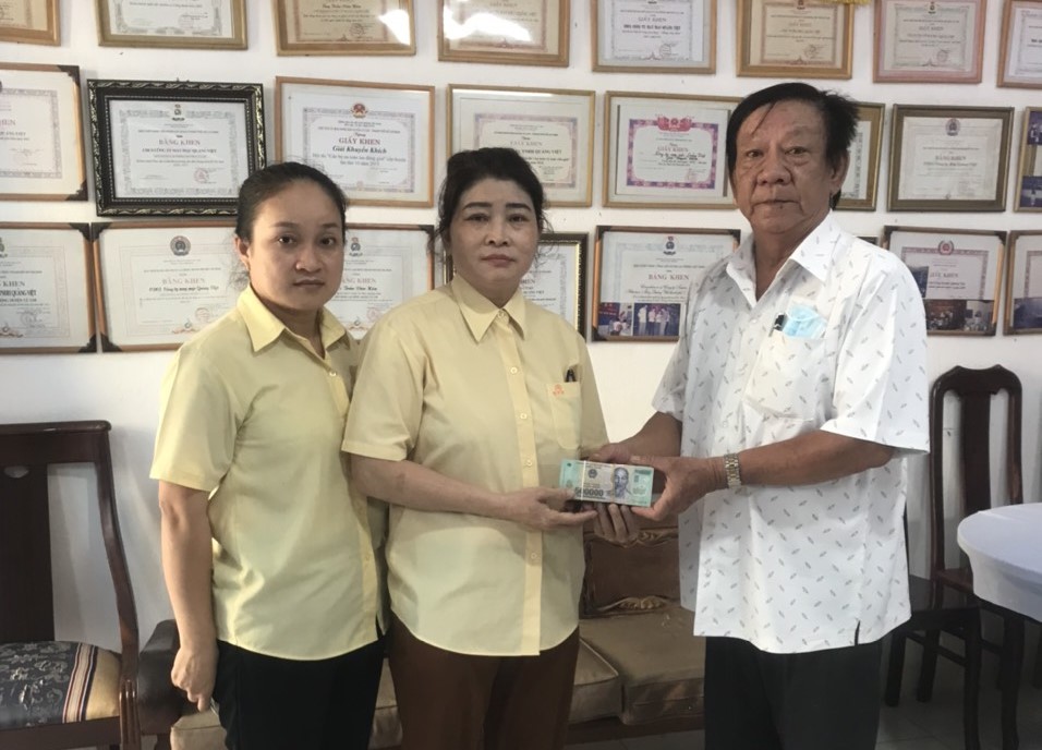 C&ocirc;ng nh&acirc;n một doanh nghiệp g&oacute;p hơn 500 triệu đồng gi&uacute;p nhau vượt kh&oacute;- Ảnh 1.