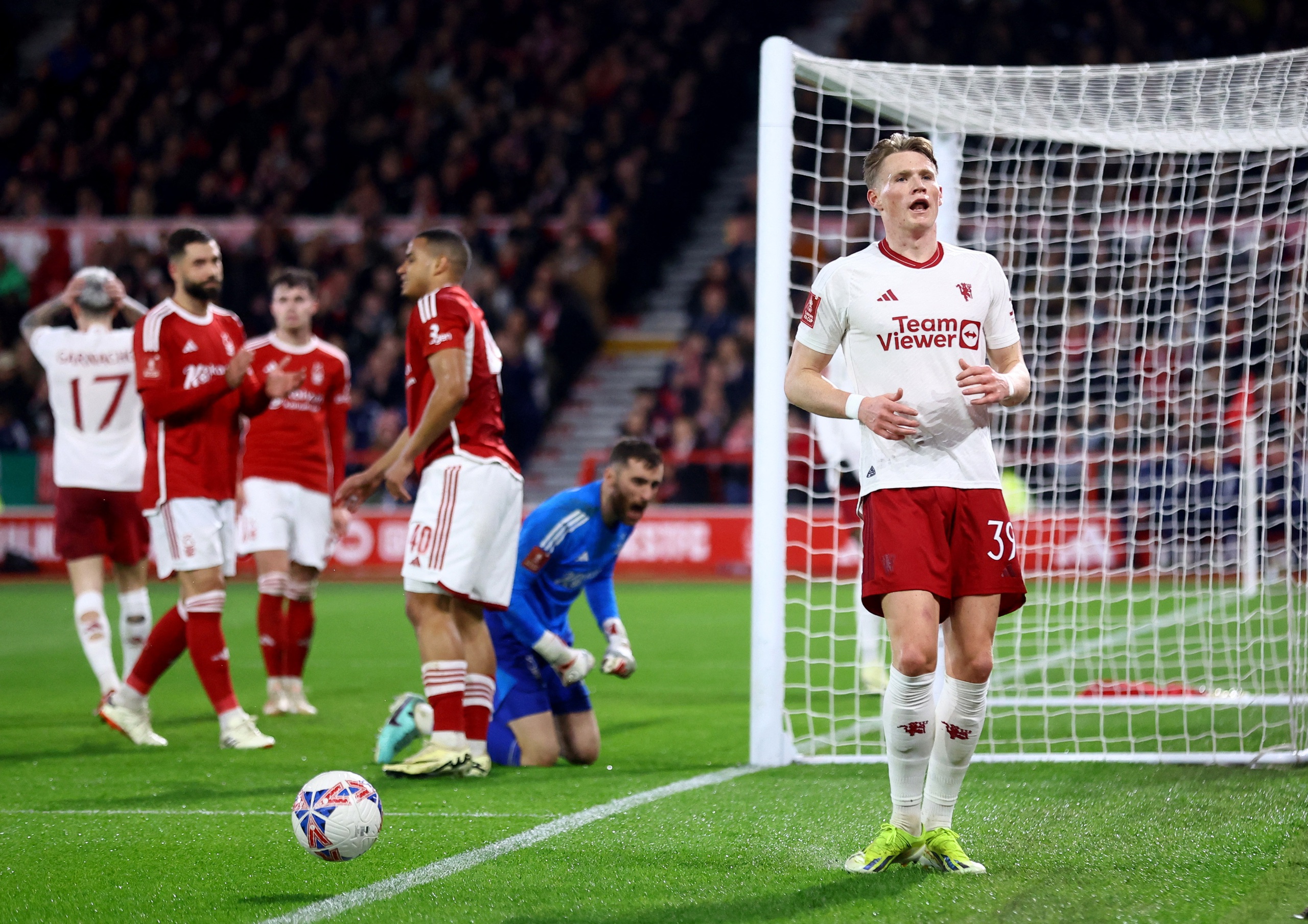Ghi bàn phút 89, Man United chật vật hạ Nottingham Forest- Ảnh 2.