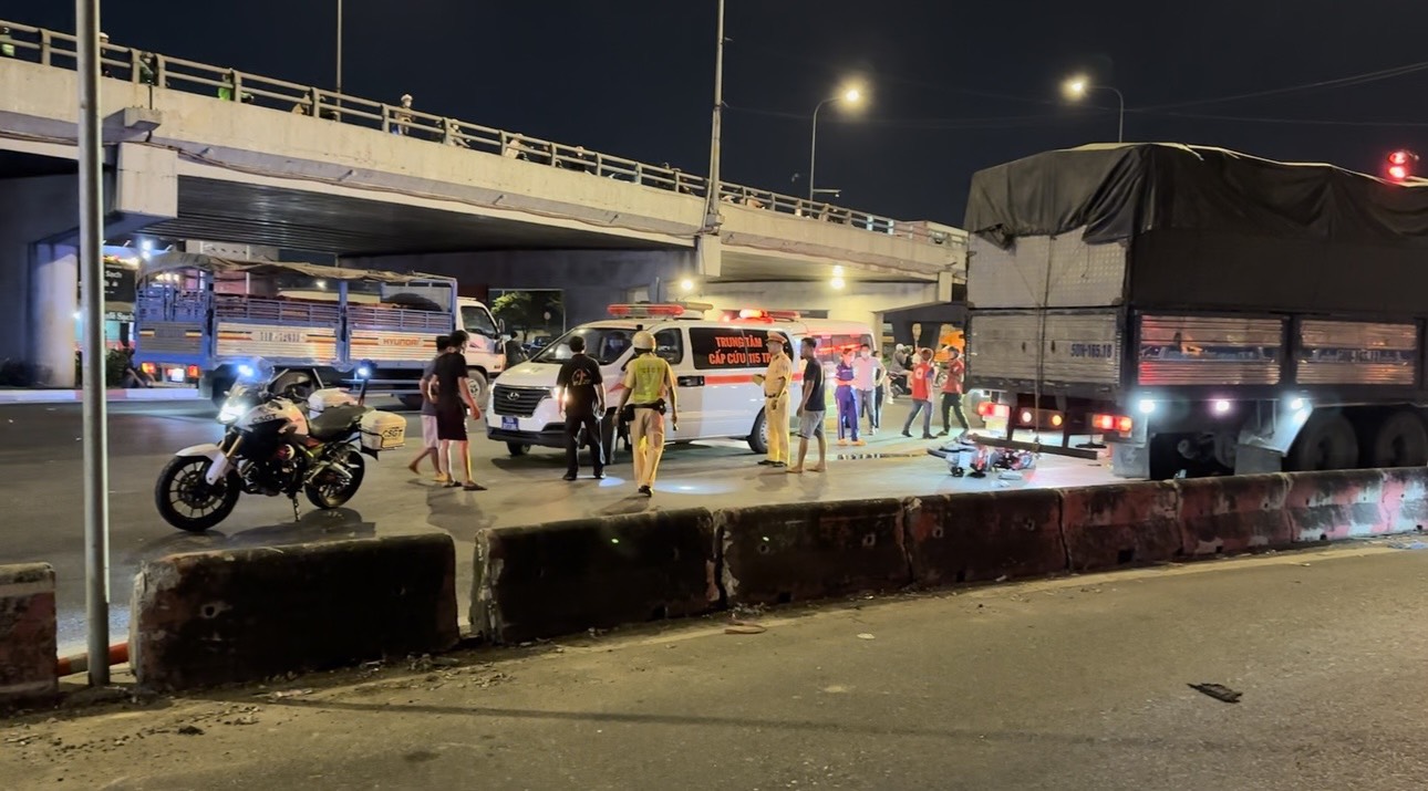 Tai nạn nghi&ecirc;m trọng ở ng&atilde; tư An Sương, 2 người thiệt mạng- Ảnh 1.