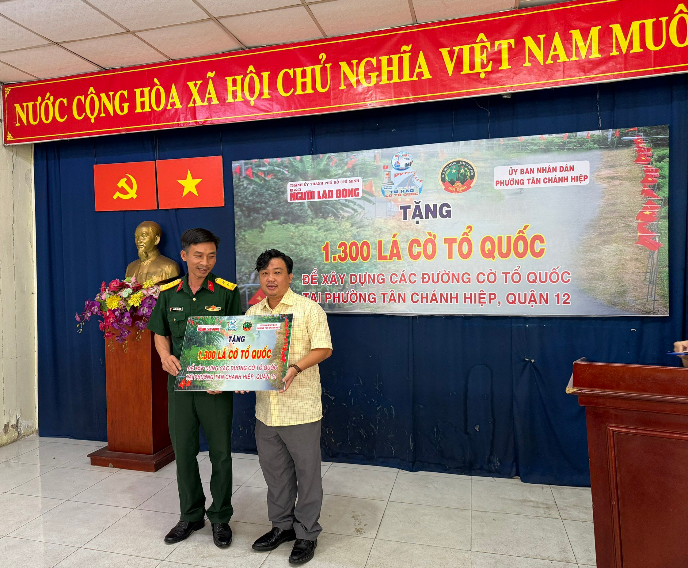 Trao 1.300 lá cờ Tổ quốc và ra mắt
