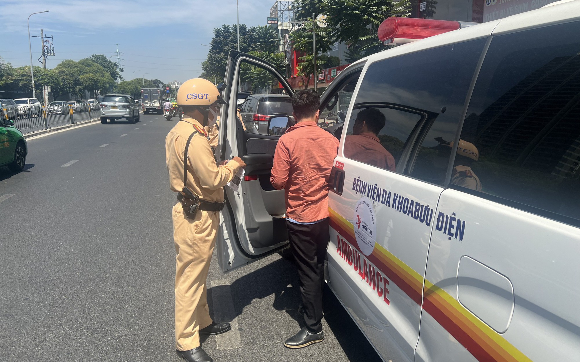 Tài xế xe cứu thương chia sẻ chuyện dở khóc dở cười khi gặp các đội "mở đường"