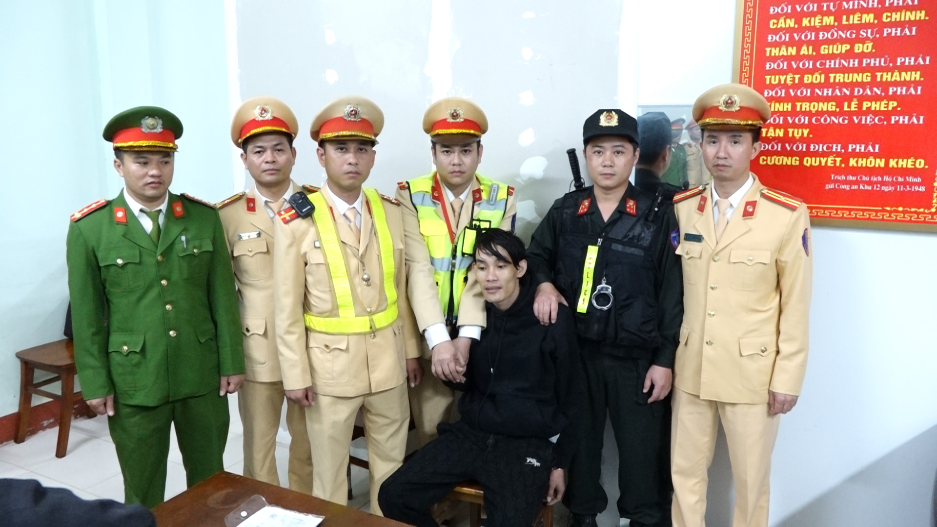 Sự thật ph&iacute;a sau vụ nam thanh ni&ecirc;n bỏ chạy khi bị CSGT 
