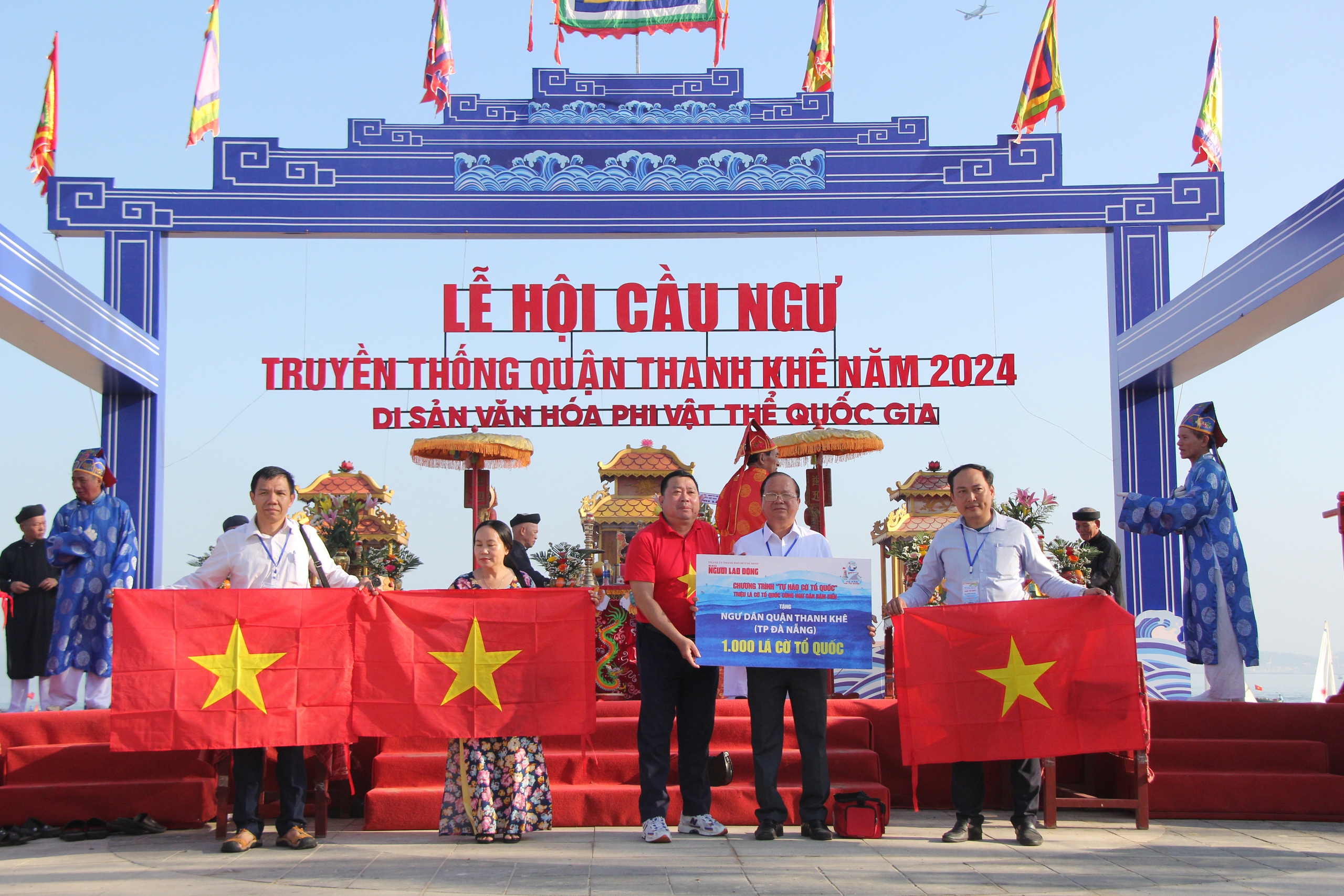 Trao tặng ngư d&acirc;n Đ&agrave; Nẵng 1.000 l&aacute; cờ Tổ quốc ở Lễ hội Cầu ngư đầu năm- Ảnh 3.