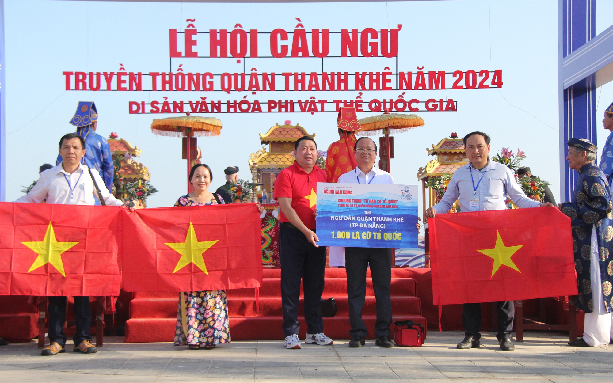 Trao tặng ngư dân Đà Nẵng 1.000 lá cờ Tổ quốc ở Lễ hội Cầu ngư đầu năm