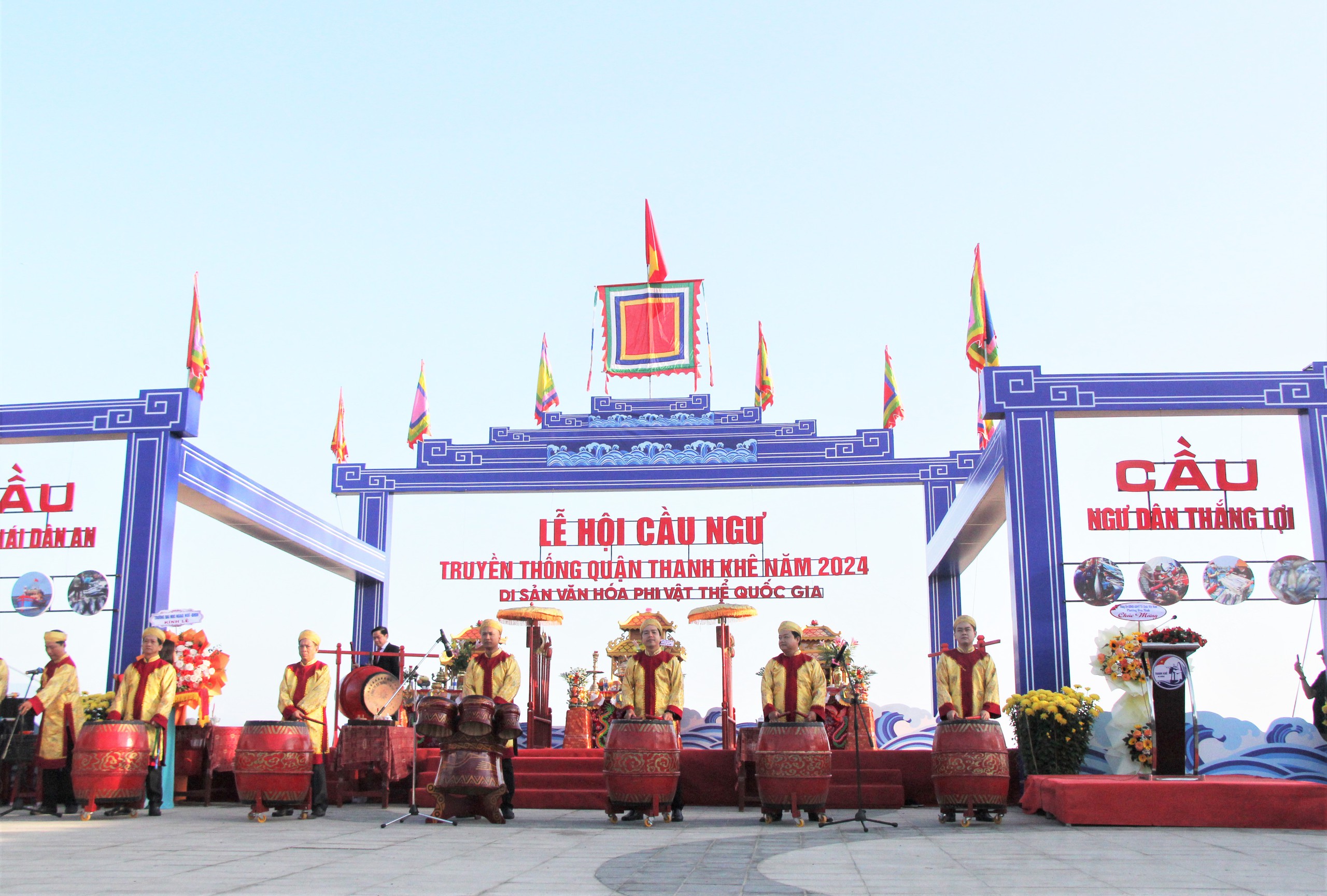 Trao tặng ngư d&acirc;n Đ&agrave; Nẵng 1.000 l&aacute; cờ Tổ quốc ở Lễ hội Cầu ngư đầu năm- Ảnh 1.