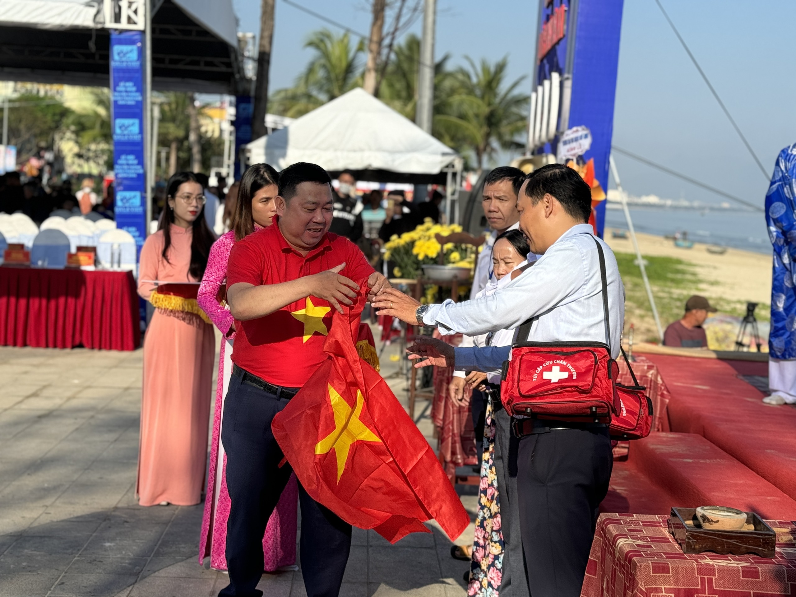 Trao tặng ngư d&acirc;n Đ&agrave; Nẵng 1.000 l&aacute; cờ Tổ quốc ở Lễ hội Cầu ngư đầu năm- Ảnh 4.