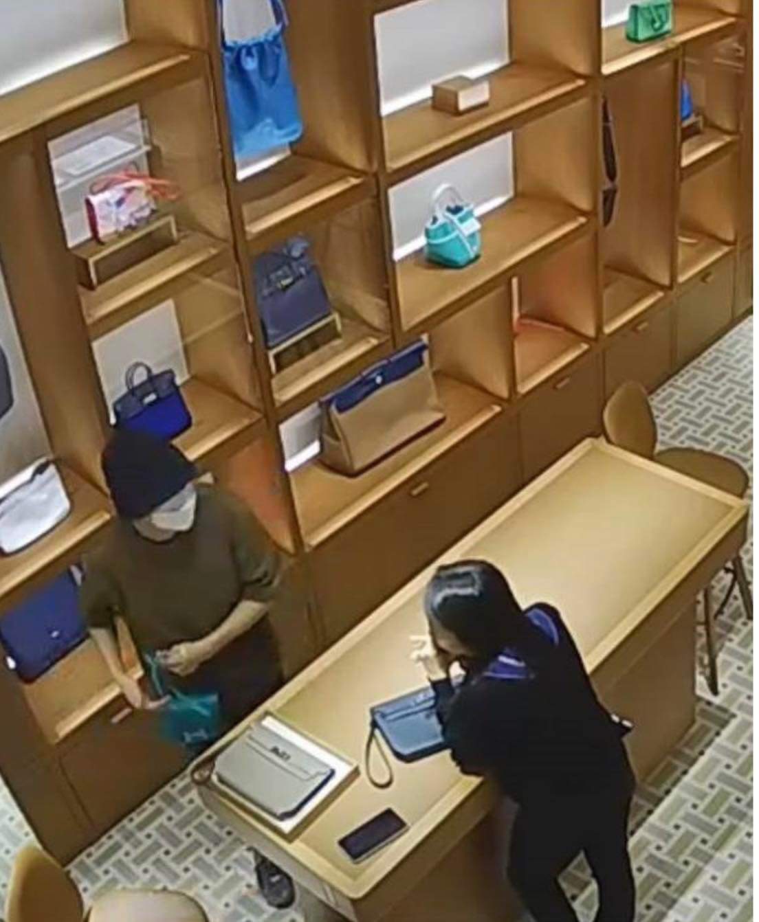 Vào trung tâm thương mại ở TP HCM