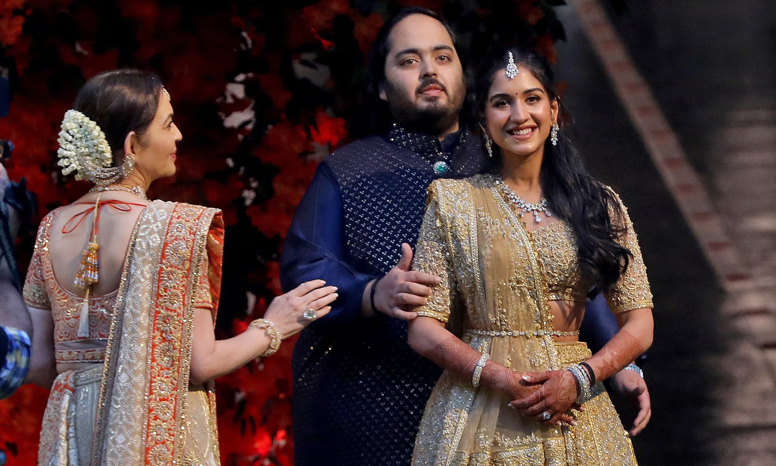 Anant Ambani, con trai tỉ ph&uacute; Ấn Độ Mukesh Ambani, c&ugrave;ng vợ sắp cưới Radhika Merchant trong lễ đ&iacute;nh h&ocirc;n ở Mumbai, Ấn Độ. Ảnh: Reuters