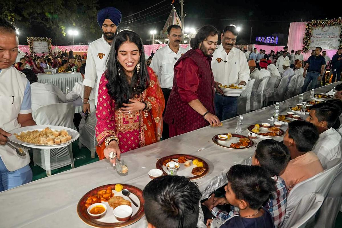 Anant Ambani v&agrave; vợ sắp cưới Radhika tạ bữa tiệc ng&agrave;y 28-2. Ảnh: ANI