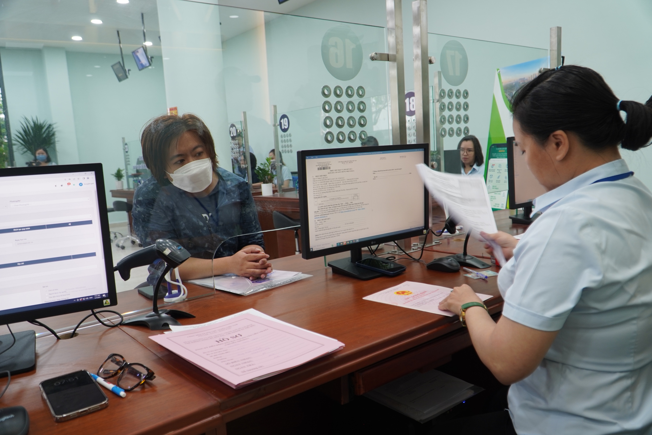 TP HCM: 6 tháng, đăng ký biến động nhà đất gần 180.000 sổ hồng- Ảnh 1.