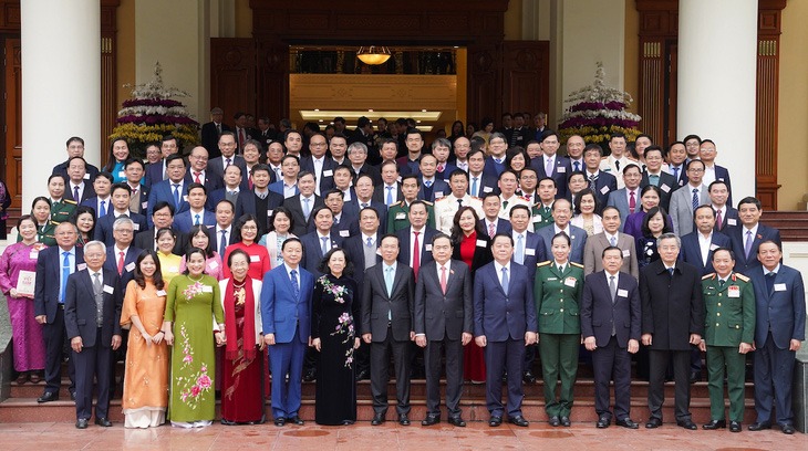 Chủ tịch nước V&otilde; Văn Thưởng v&agrave; c&aacute;c l&atilde;nh đạo Đảng, Nh&agrave; nước chụp ảnh c&ugrave;ng đại biểu - Ảnh: Ngọc Thắng