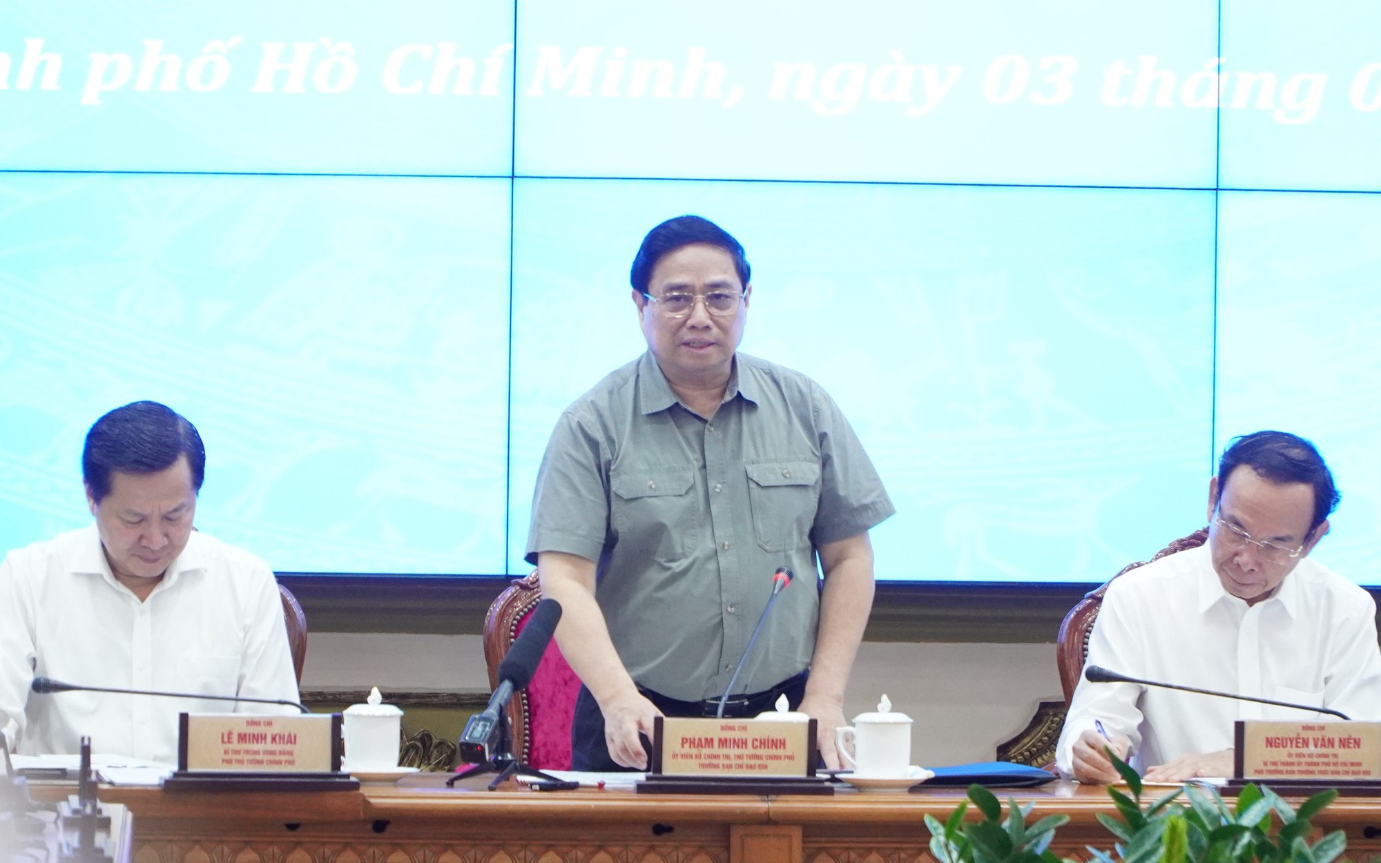 Thủ tướng Phạm Minh Ch&iacute;nh chủ tr&igrave; phi&ecirc;n họp quan trọng về Nghị quyết 98 tại TP HCM