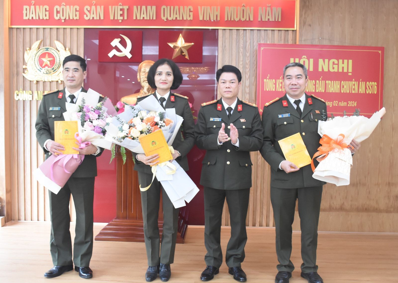 Thưởng nóng ban chuyên án phá vụ "đưa, nhận hối lộ" lớn nhất tại Thanh Hóa- Ảnh 2.