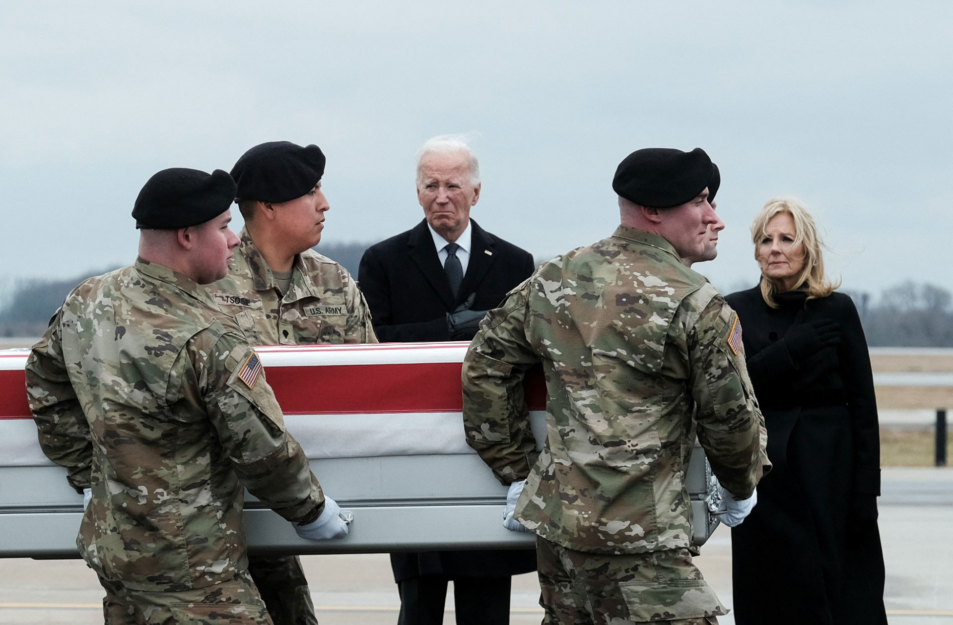 Tổng thống Mỹ Joe Biden dự lễ đón thi thể 3 binh sĩ Mỹ về nước tại căn cứ không quân Dover ở bang Delaware hôm 2-2 Ảnh: REUTERS