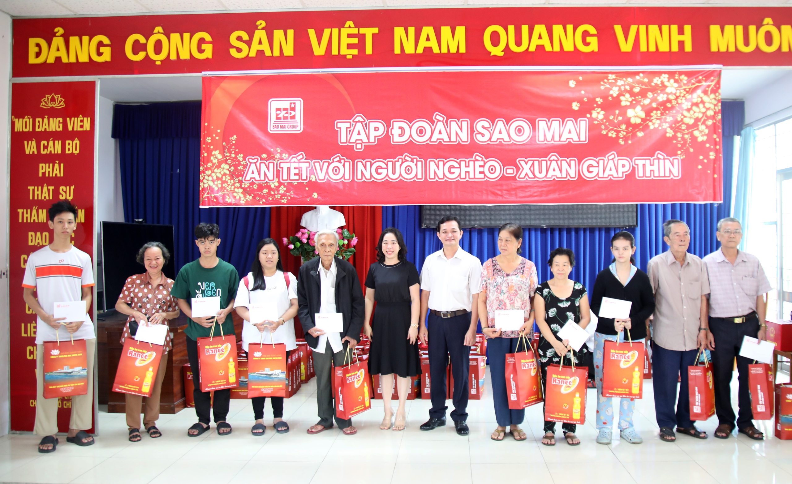 &ldquo;Sao Mai ăn Tết với người ngh&egrave;o" - H&agrave;nh tr&igrave;nh chia sẻ y&ecirc;u thương- Ảnh 3.