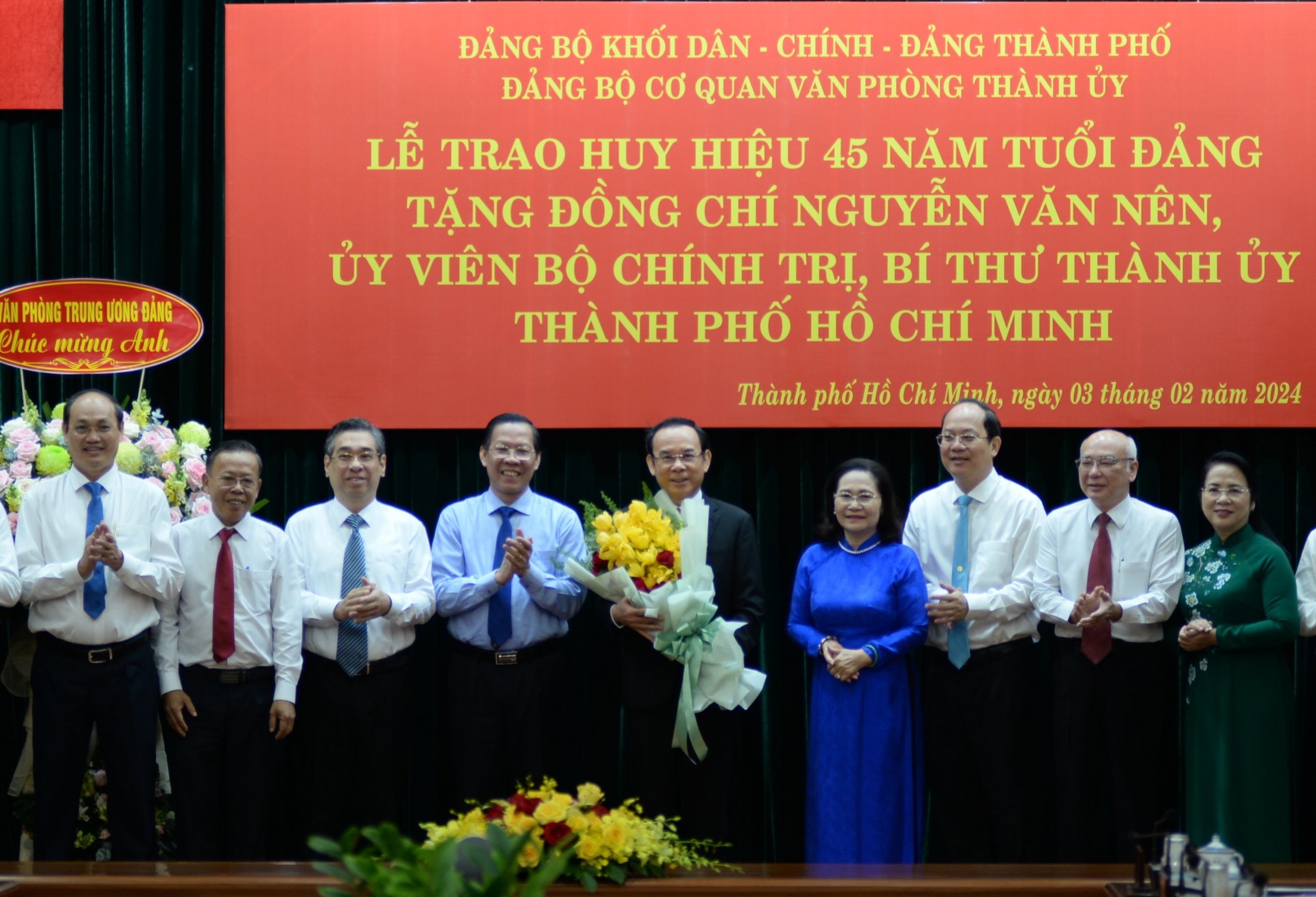 B&iacute; thư Nguyễn Văn N&ecirc;n nhận huy hiệu 45 năm tuổi Đảng- Ảnh 2.