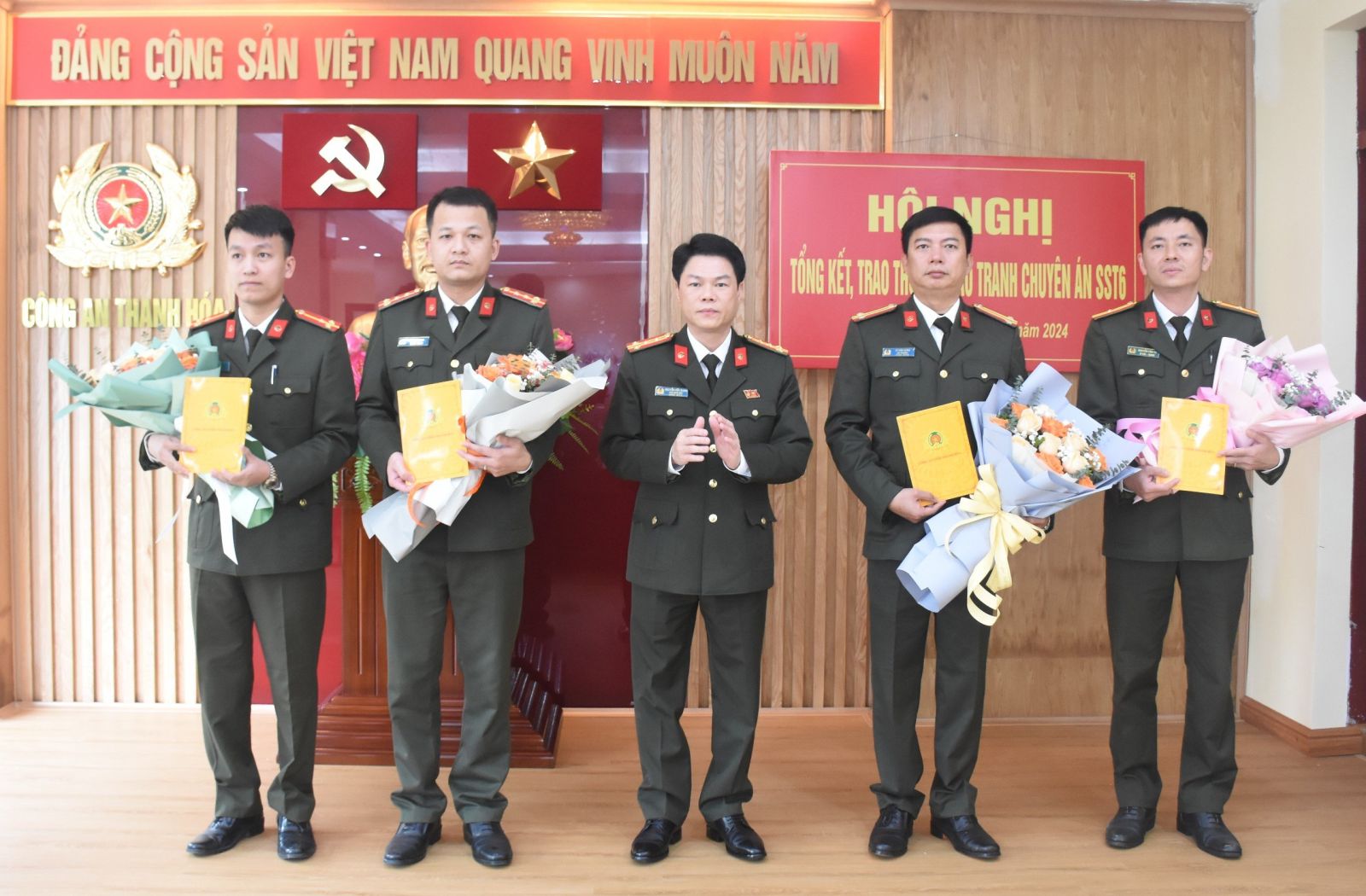 Thưởng nóng ban chuyên án phá vụ "đưa, nhận hối lộ" lớn nhất tại Thanh Hóa- Ảnh 3.