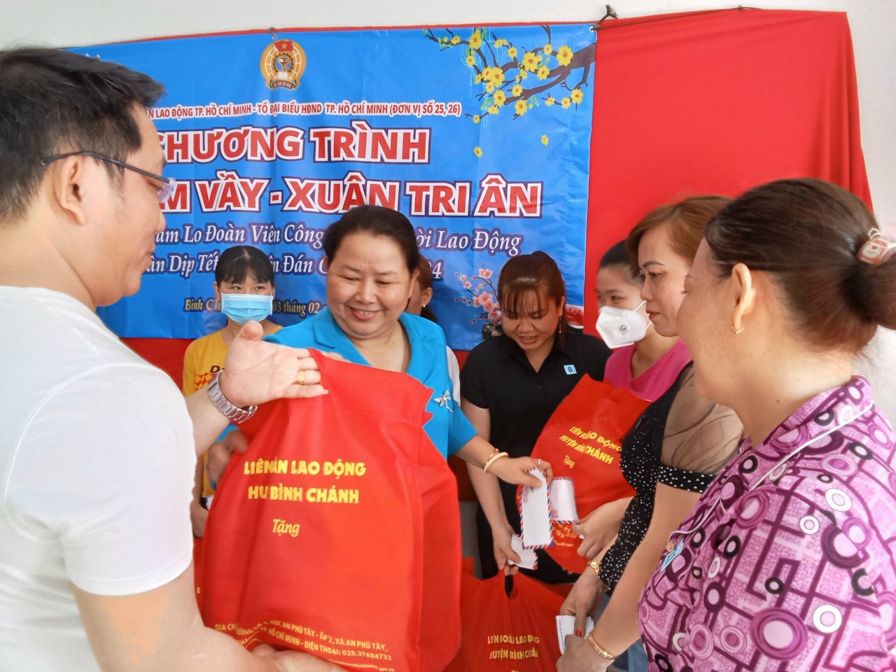 Tết an vui cho công nhân khó khăn tại TP HCM - Ảnh 6.