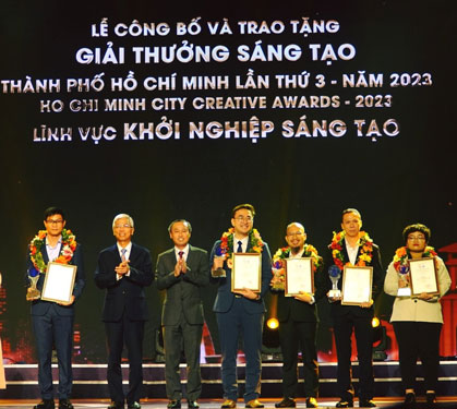 L&ecirc; Ho&agrave;ng Thạch (thứ 4 từ phải qua) tại Lễ c&ocirc;ng bố v&agrave; trao bằng Giải thưởng S&aacute;ng tạo TP HCM lần 3 -2023