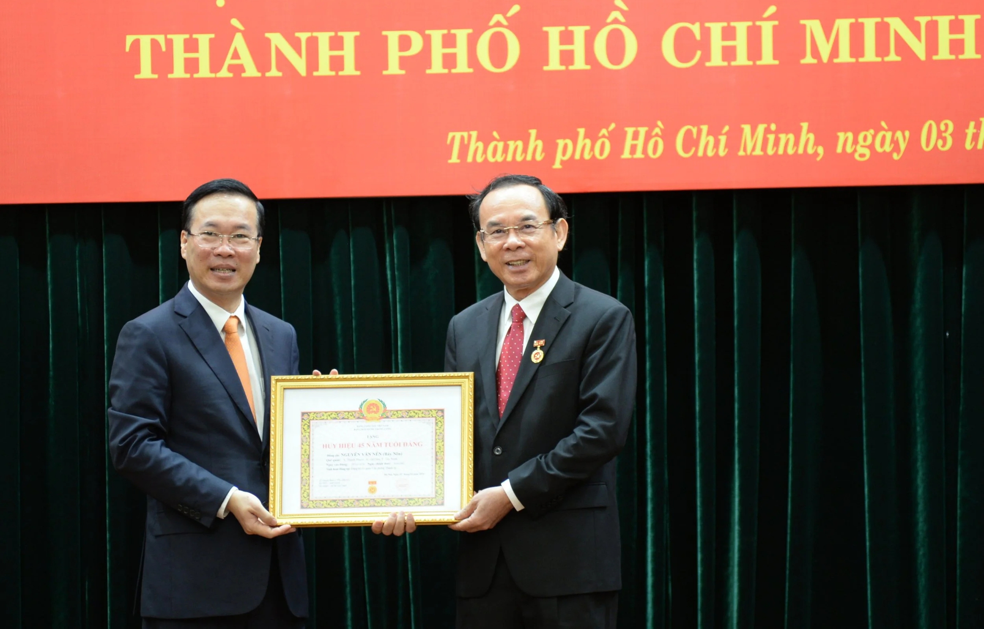 B&iacute; thư Nguyễn Văn N&ecirc;n nhận huy hiệu 45 năm tuổi Đảng- Ảnh 1.