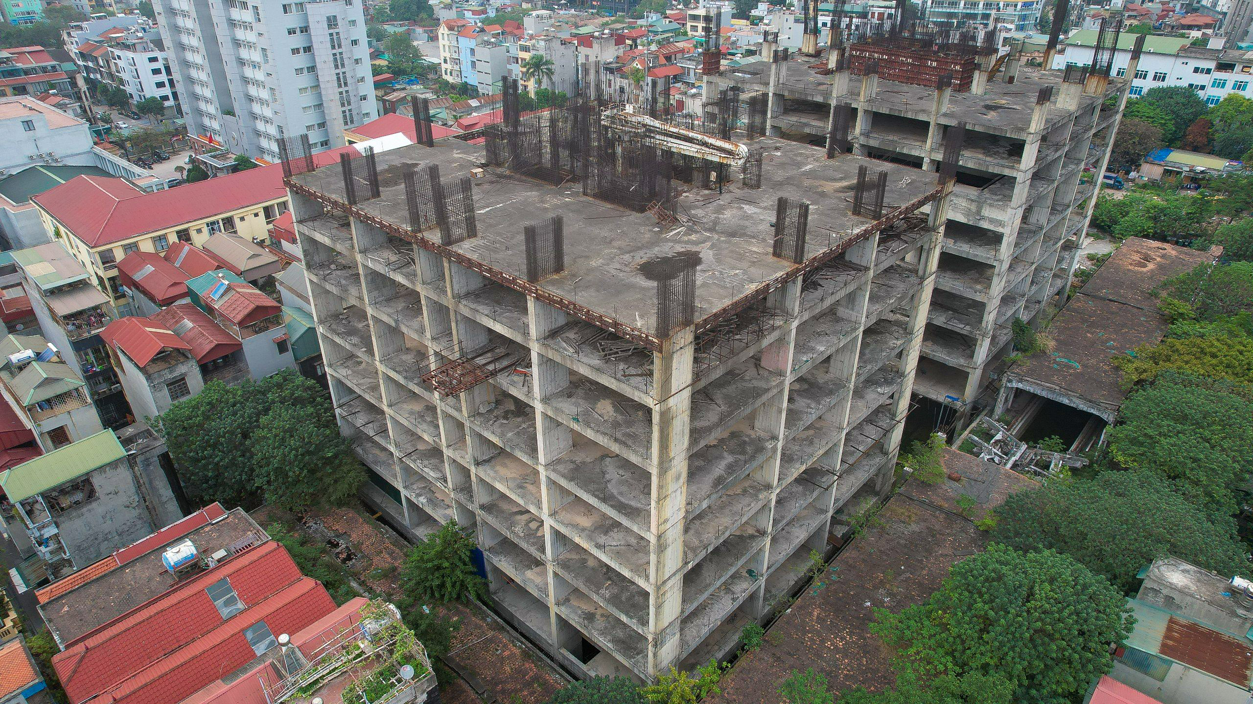 Cận cảnh to&agrave; th&aacute;p đ&ocirc;i Sky Garden bỏ hoang sau hơn 12 năm khởi c&ocirc;ng- Ảnh 3.