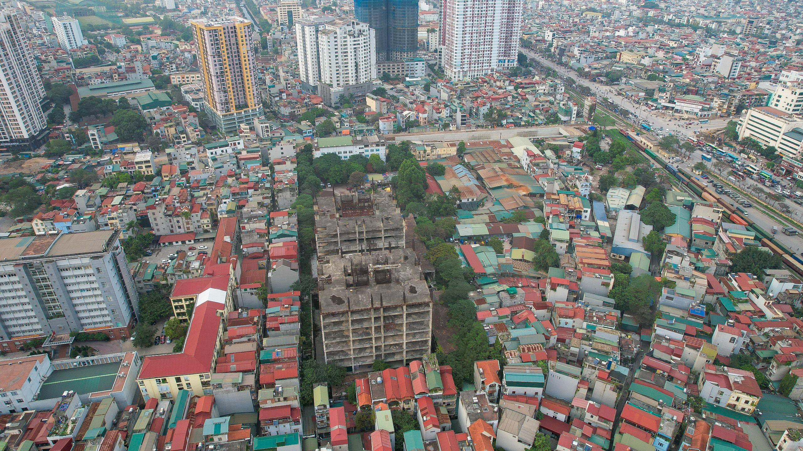 Cận cảnh to&agrave; th&aacute;p đ&ocirc;i Sky Garden bỏ hoang sau hơn 12 năm khởi c&ocirc;ng- Ảnh 1.