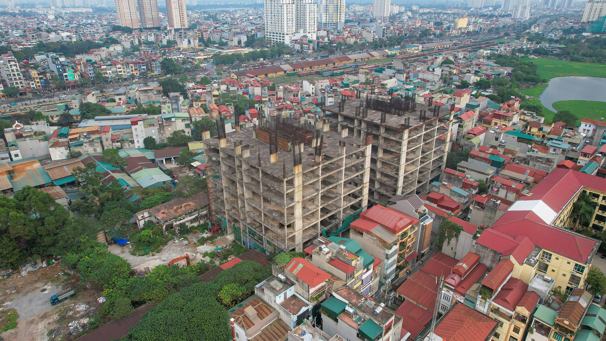 Cận cảnh to&agrave; th&aacute;p đ&ocirc;i Sky Garden bỏ hoang sau hơn 12 năm khởi c&ocirc;ng- Ảnh 2.