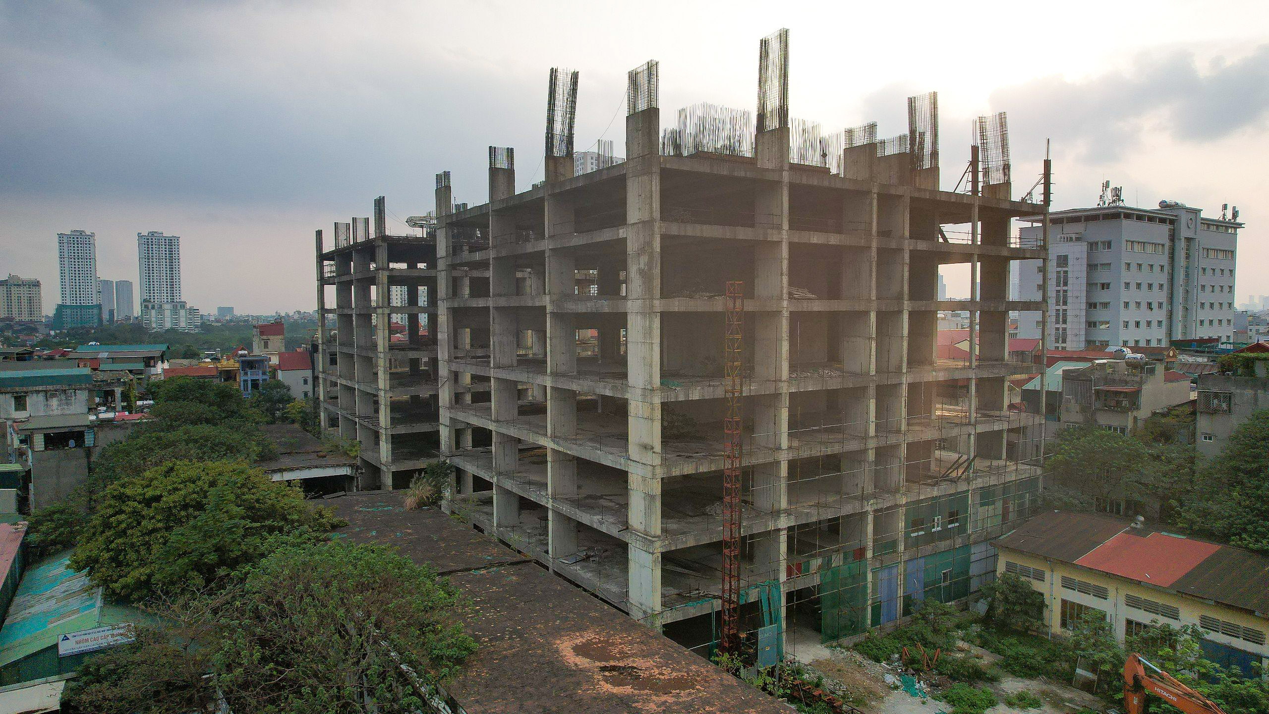 Cận cảnh to&agrave; th&aacute;p đ&ocirc;i Sky Garden bỏ hoang sau hơn 12 năm khởi c&ocirc;ng- Ảnh 5.