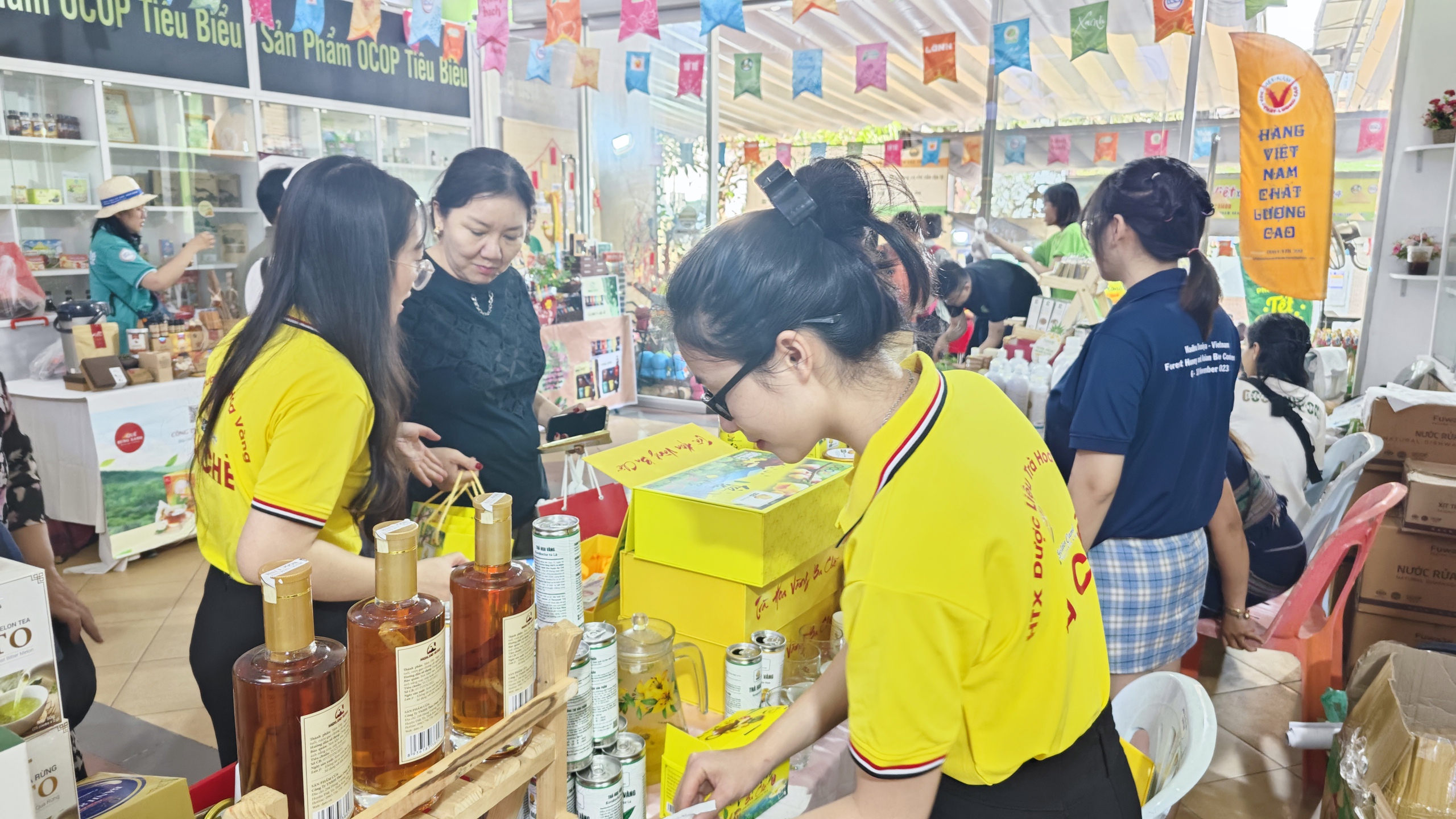 Trà hoa vàng 1,5 triệu đồng/100gram tại chợ Tết TP HCM- Ảnh 3.