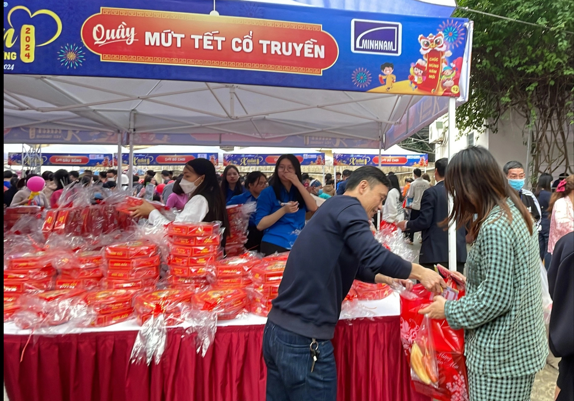 "Xu&acirc;n y&ecirc;u thương" cho hơn 1.000 bệnh nhi đ&oacute;n Tết ở bệnh viện- Ảnh 3.