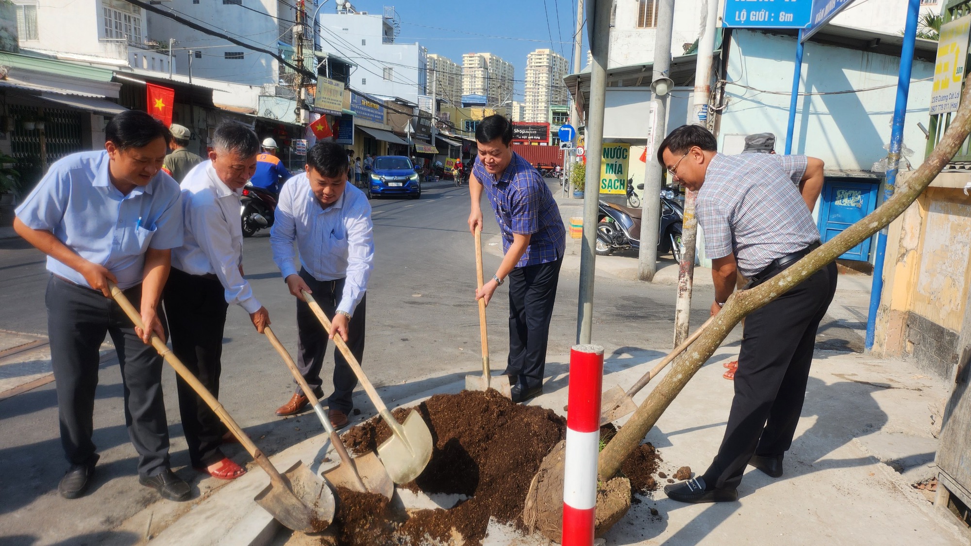 TP HCM: Nhiều hoạt động ch&agrave;o đ&oacute;n năm mới
- Ảnh 3.