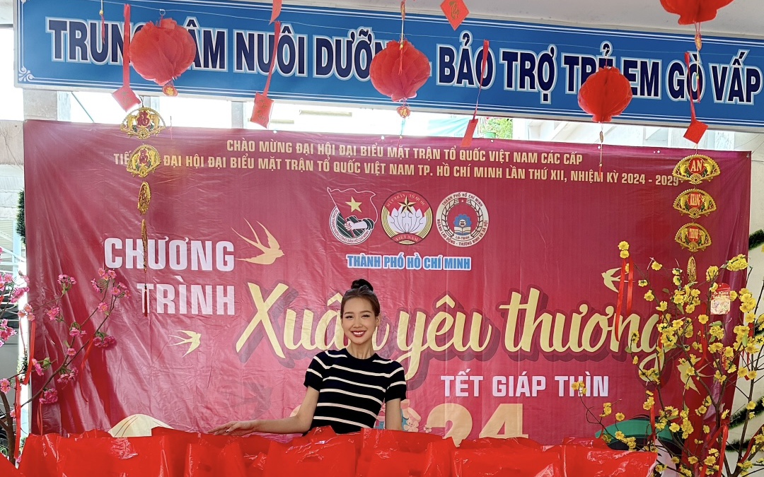 Hoa Hậu Bảo Ngọc trao quà tết cho các em nhỏ

