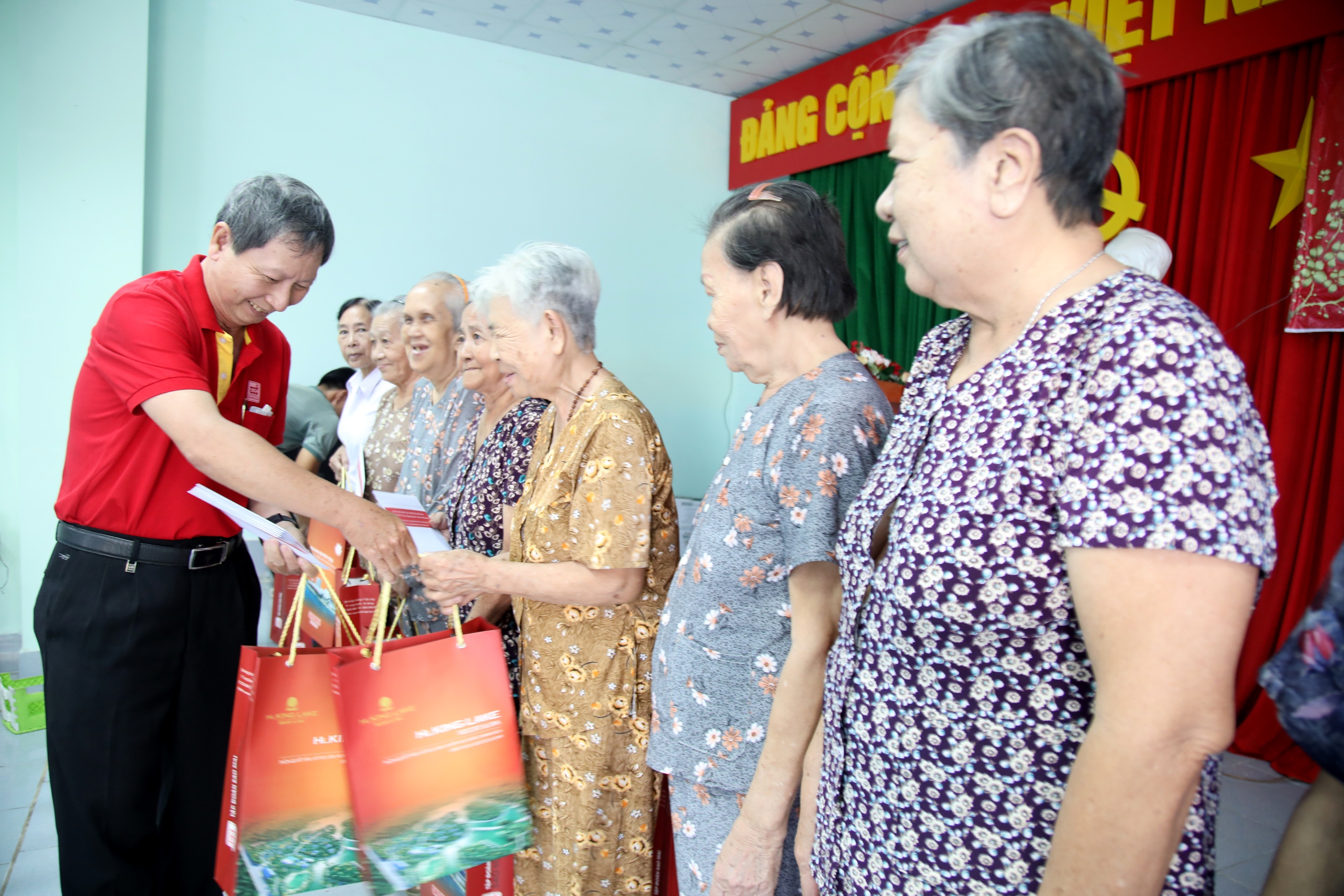 &ldquo;Sao Mai ăn Tết với người ngh&egrave;o" - H&agrave;nh tr&igrave;nh chia sẻ y&ecirc;u thương- Ảnh 1.
